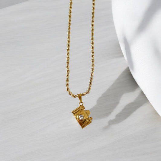 Cadena en relieve con Camara