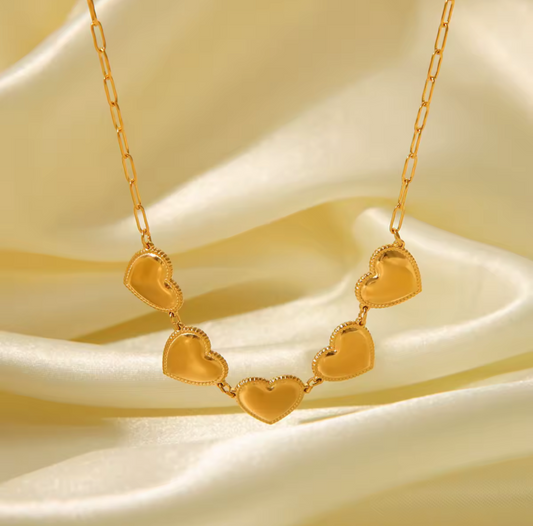 Collar de Corazones incluye aretes.